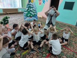 Спортивное развлечение: "Путешествие в зимний лес" Спортивное развлечение: "Путешествие в зимний лес".