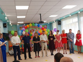 "Первоклассные стиляги покидают детский сад" "Первоклассные стиляги покидают детский сад".